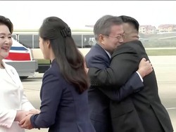 Pelukan Hangat Kim Jong-un untuk Moon Jae-in