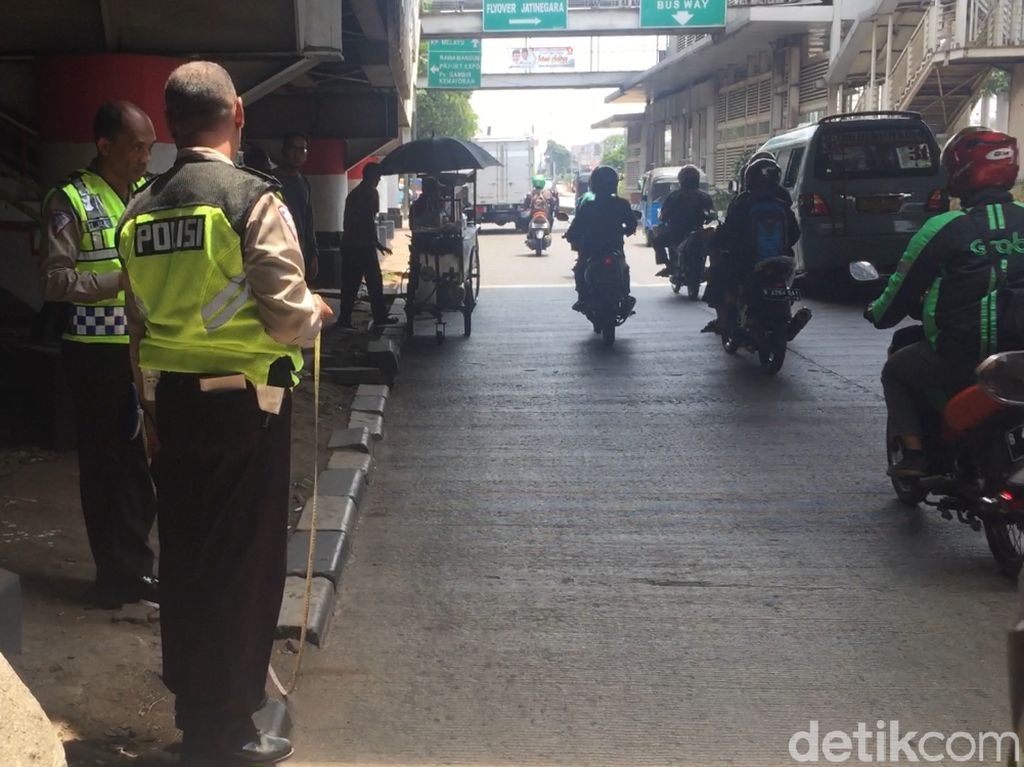 Pelat Nomor Penabrak Anggota Densus 88 di Jaktim Tak Jelas di CCTV Pelat Nomor Penabrak Anggota Densus 88 di Jaktim Tak Jelas di CCTV