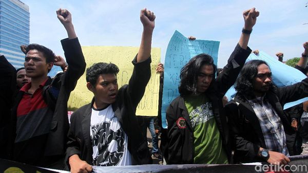 Mahasiswa Tuntut Rektor ISTN ke DPR