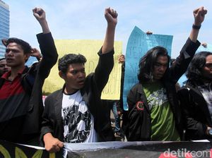 Mahasiswa Tuntut Rektor ISTN ke DPR