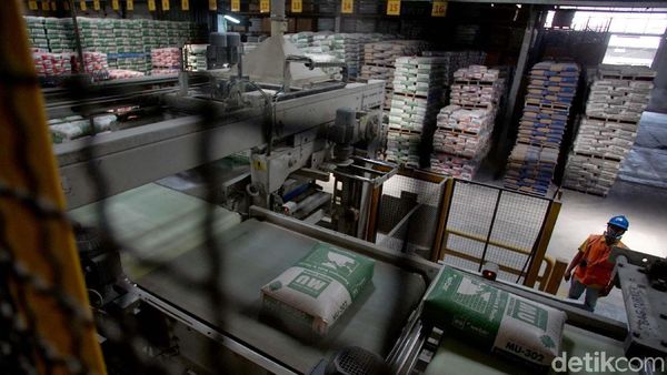 Mengintip Proses Produksi Semen Instan di Bekasi