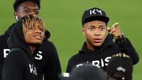 Buat banyak pemain Paris Saint Germain, ini menjadi kunjungan pertama mereka ke Stadion Anfield (Mark Robinson/Getty Images).