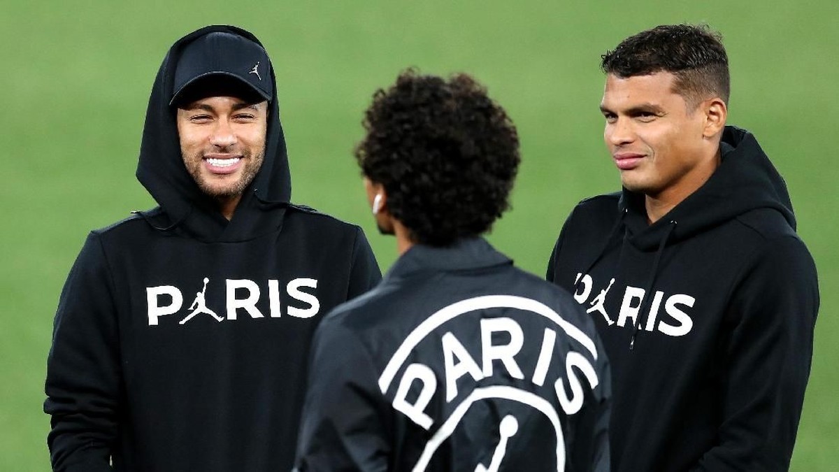Thiago Silva berbuat usil ke Neymar. (Foto: Mark Robinson/Getty Images)