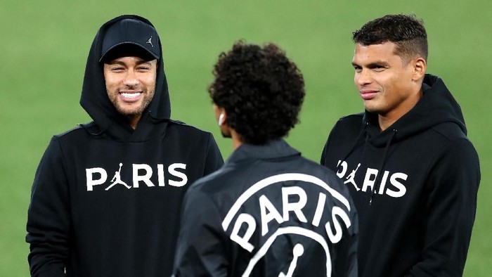 LIVERPOOL, ENGLAND - SEPTEMBER 17:  Neymar Jr, Thiago Silva and Marquinhos of Paris Saint-Germain speak as Paris Saint-Germain walks the pitch on the eve of their UEFA Champions League Match against Liverpool at Anfield on September 17, 2018 in Liverpool, England.  (Photo by Mark Robinson/Getty Images)