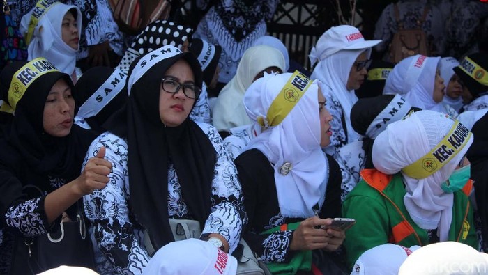 Ribuan guru honorer menggelar aksi unjuk rasa di Pemda Garut. Guru honorer marah lantaran disebut sebagai guru ilegal oleh Plt Kadisdik Garut Djatjat Darajat.