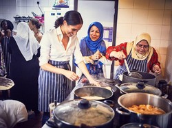 Begini Gaya Meghan Markle saat Masak di Dapur