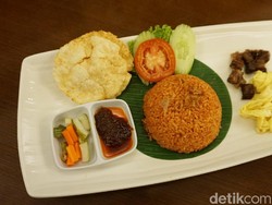 Menyantap Nasi Goreng Merah Palembang Sambil Santai di Pinggir Kolam