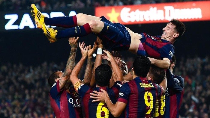 Lionel Messi BARCELONA, SPAIN - NOVEMBER 22: Lionel Messi of FC Barcelona celebrates with his teammates after scoring his team's fourth goal during the La Liga match between FC Barcelona and Sevilla FC at Camp Nou on November 22, 2014 in Barcelona, Spain. Lionel Messi beat the number of goal in the Spanish La Liga of Telmo Zarra scoring his 252nd goal. (Photo by David Ramos/Getty Images)