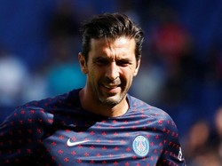 Duel Kiper Dua Era: Buffon vs Alisson