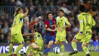 Sejak awal kemunculannya Lionel Messi selalu disama-samakan dengan Diego Maradona. Dalam laga dengan Getafe di 2007, dia menduplikat aksi Maradona di Piala Dunia 1986. Messi, dari tengah lapangan, menggiring bola melewati banyak pemain lawan untuk kemudian menceploskan bola ke dalam gawang (Bagu Blanco/Getty Images)