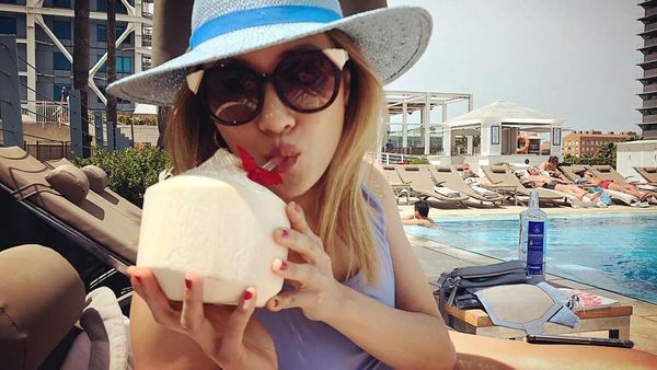 Cantiknya Constance Wu Saat Cicip Es Kelapa dan Bikin Xiao Long Bao