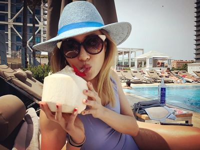 Cantiknya Constance Wu Saat Cicip Es Kelapa dan Bikin Xiao Long Bao