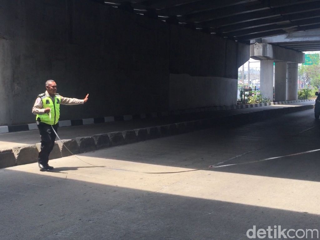 Polisi Olah TKP Anggota Densus 88 yang Ditabrak di Jaktim Polisi Olah TKP Anggota Densus 88 yang Ditabrak di Jaktim