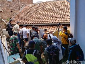 Plh Wali Kota Dadang Tinjau Rumah Pak Eko yang Terblokade Tetangga