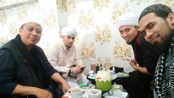 Pakai Sorban dan Celana Longgar, Ini Gaya Sunu Matta Saat  Makan Bareng Ulama