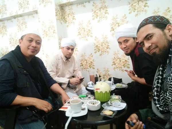 Pakai Sorban dan Celana Longgar, Ini Gaya Sunu Matta Saat  Makan Bareng Ulama