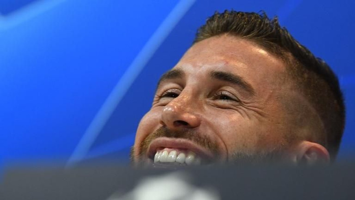 Sergio Ramos membalas sindiran Dejan Lovren di media sosial. (Foto: Gabriel Bouys/AFP Photo)