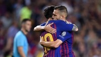 Selain itu, Messi sudah membukukan sebanyak 103 gol di Liga Spanyol, pantas kalau dia mendapatkan ucapan selamat dari rekan setimnya. (Foto: Alex Caparros/Getty Images)