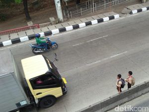 JPO di Daan Mogot Rusak, Lihat Ngerinya Siswa SD Menyeberang