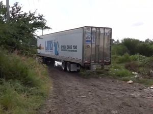 Bau Menyengat Truk Berisi 157 Mayat di Dekat Permukiman