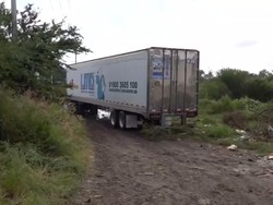 Bau Menyengat Truk Berisi 157 Mayat di Dekat Permukiman