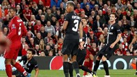 Laga tampaknya akan berakhir imbang sebelum Roberto Firmino mencetak gol di menit ke-91 yang membuat Liverpool unggul 3-2 dan bertahan hingga laga usai. (Carl Recine/Reuters)