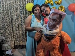 Viral Wanita Dansa dengan Boneka Saat Ulang Tahun, Alasannya Bikin Nangis