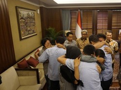 Penuh Haru, 3 WNI Sandera Abu Sayyaf Dikembalikan ke Keluarga