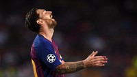 Dua tendangan Messi di laga melawan PSV miss target. Ini ekspresi kekecewaan pemain Argentina itu. (Foto: Alex Caparros/Getty Images)