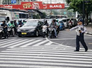 Polisi Pasang 4 Rambu-rambu Tilang Elektronik di Sudirman-Thamrin Polisi Pasang 4 Rambu-rambu Tilang Elektronik di Sudirman-Thamrin