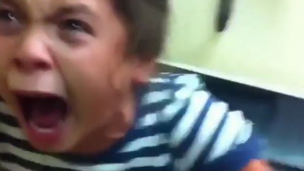 Foto: Ekspresi Kocak Bocah Bule Disuntik Bikin Ngakak