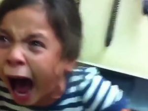 Foto: Ekspresi Kocak Bocah Bule Disuntik Bikin Ngakak