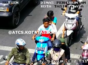 Video: Anak Bonceng 3 Ngibrit setelah Ditegur Via Pengeras Suara Video: Anak Bonceng 3 Ngibrit setelah Ditegur Via Pengeras Suara