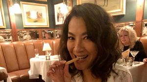 Ini 10 Bukti Kalau Michelle Yeoh Doyan Makan Enak!