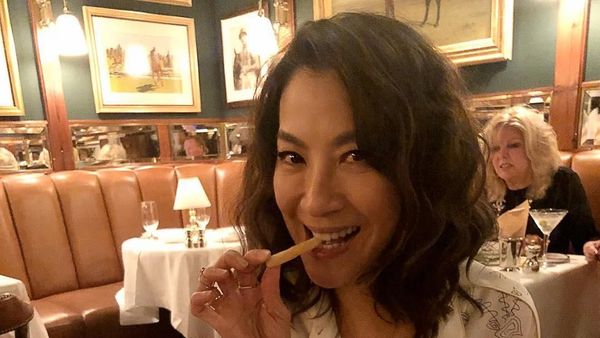 Ini 10 Bukti Kalau Michelle Yeoh Doyan Makan Enak!