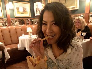 Ini 10 Bukti Kalau Michelle Yeoh Doyan Makan Enak! Ini 10 Bukti Kalau Michelle Yeoh Doyan Makan Enak!