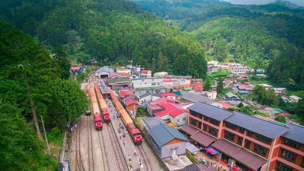 Cantiknya Jalur Kereta Tertinggi di Asia Ini