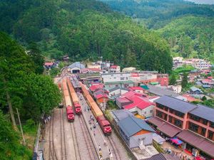 Cantiknya Jalur Kereta Tertinggi di Asia Ini