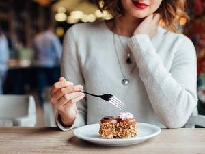 Sisakan Krim dari Potongan Kuenya, Chelsea Peretti Dikritik Netizen Cokelat