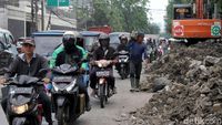 Bikin Macet! Ini Penampakan Proyek Saluran Air di Jembatan Lima