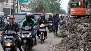 Bikin Macet! Ini Penampakan Proyek Saluran Air di Jembatan Lima