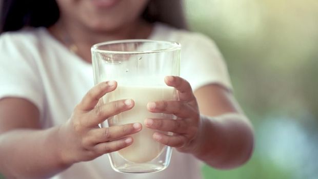 Anak Buka Puasa dengan Susu Plus Es Batu, Adakah Efeknya?