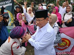 Datangi Markas Gerindra Jabar, Prabowo Disambut Emak-emak Milenial