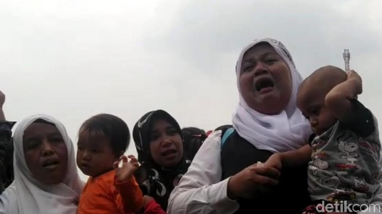 Isak Tangis Warnai Aksi Ribuan Guru Honorer di Sukabumi Isak Tangis Warnai Aksi Ribuan Guru Honorer di Sukabumi