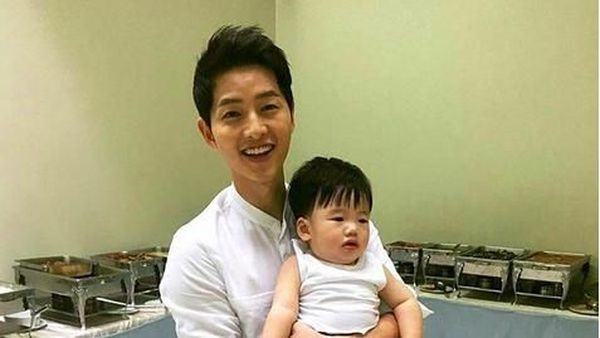 10 Foto Bukti Song Joong Ki Sosok Kebapakan Banget