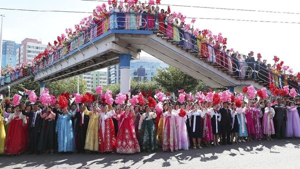 Meriahnya Warga Korea Utara Sambut Pertemuan Diplomatik Korut-Korsel