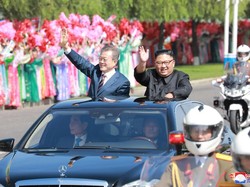 Potret Kehangatan Warga Korut Sambut Presiden Korsel