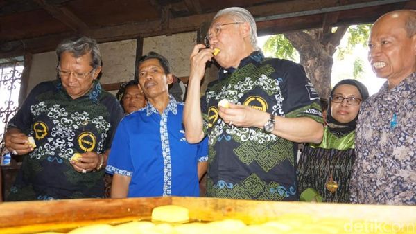 Gaya Mendag Makan Tahu Langsung dari Pabrik
