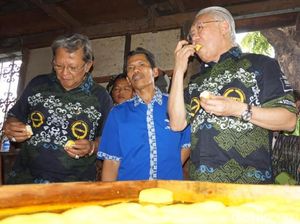 Gaya Mendag Makan Tahu Langsung dari Pabrik