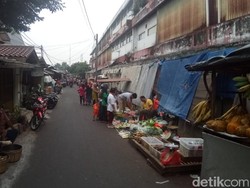 Pasar Depok Jaya Semrawut, PKL Penuhi Pinggir Jalan